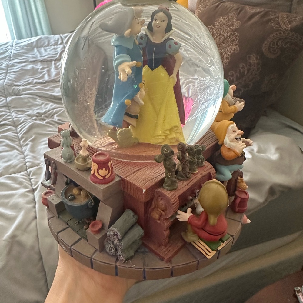 Snow White and the Seven Dwarfs Musical Snow Globe